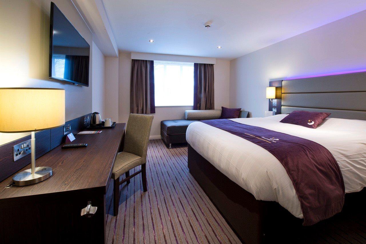 Premier Inn Вэр Экстерьер фото