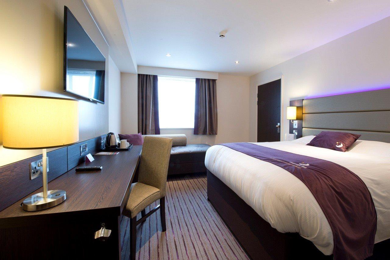 Premier Inn Вэр Экстерьер фото
