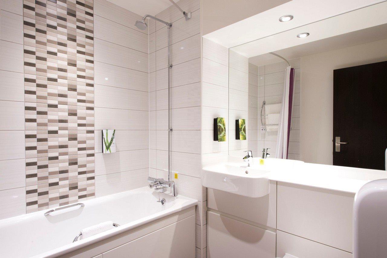 Premier Inn Вэр Экстерьер фото