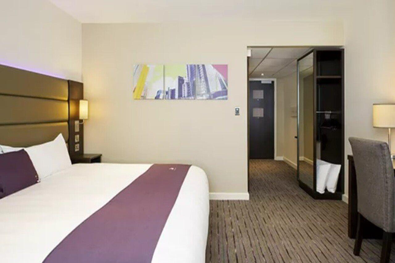 Premier Inn Вэр Экстерьер фото